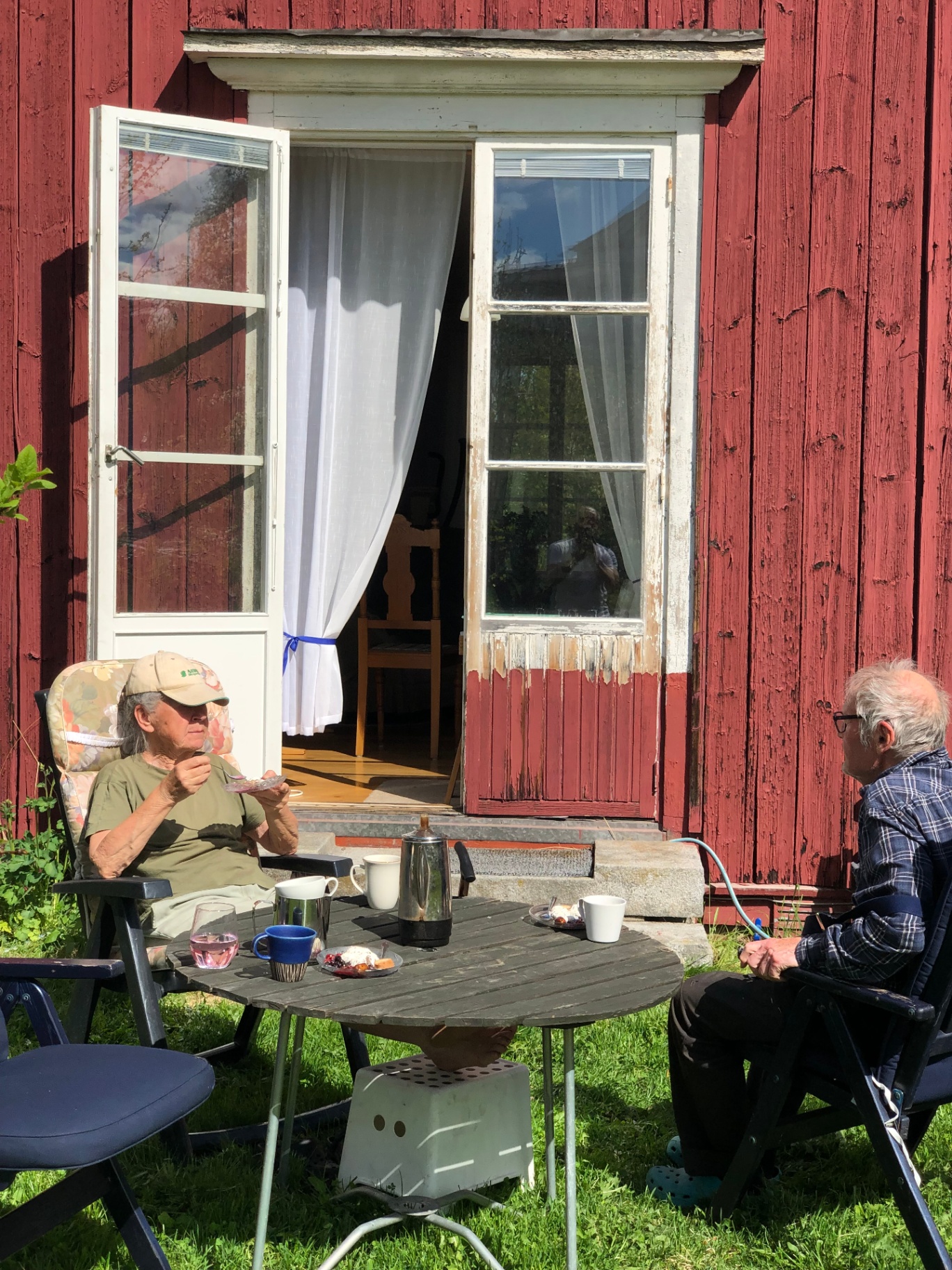 Eftermiddagsfika utanför Karlgård - kaffe, bär och gemenskap.